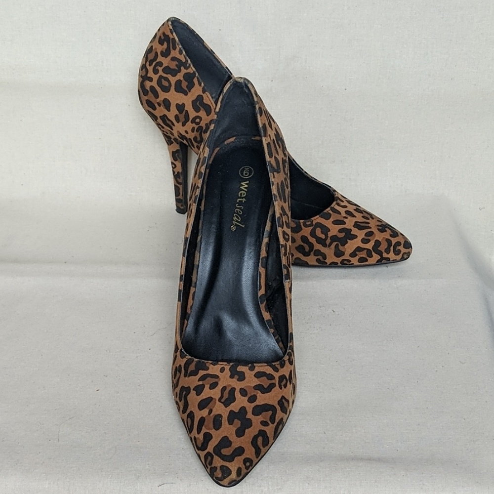 • cheetah print pumps •